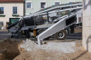 Kran Krems unterstützt bei der Bergung einer umgekippten Betonpumpe
