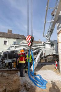 Kran Krems unterstützt bei der Bergung einer umgekippten Betonpumpe