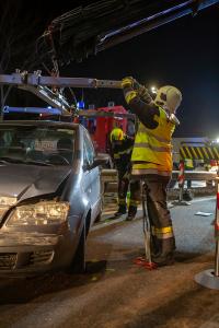 Feuerwehr befreit eine Person aus einem am Dach liegenden Fahrzeug