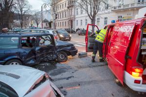 Drei Verletzte nach Unfall mit zwei Fahrzeugen auf der Ringstraße