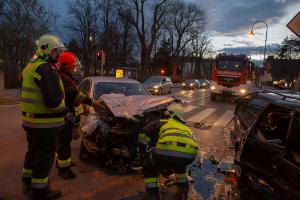 Drei Verletzte nach Unfall mit zwei Fahrzeugen auf der Ringstraße