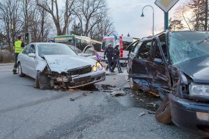 Drei Verletzte nach Unfall mit zwei Fahrzeugen auf der Ringstraße