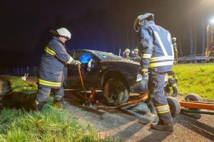 Einsetzender Regen führt zu Fahrzeugüberschlag auf der Rampe zur B37a