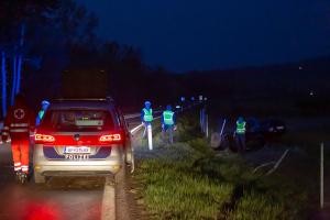 Einsetzender Regen führt zu Fahrzeugüberschlag auf der Rampe zur B37a