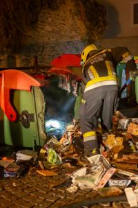 Feuerwehr verhindert den Vollbrand einer Müllinsel