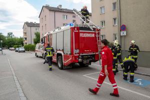 Feuerwehr schafft Zugang zu einer Patientin für das Rote Kreuz