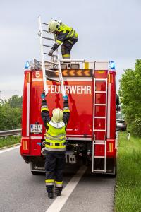 Kastenwagen kommt von der S5 ab und landet schwer beschädigt im Straßengraben