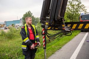 Kastenwagen kommt von der S5 ab und landet schwer beschädigt im Straßengraben