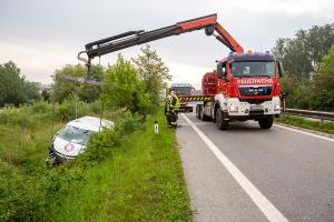 Kastenwagen kommt von der S5 ab und landet schwer beschädigt im Straßengraben