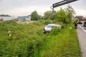 Kastenwagen kommt von der S5 ab und landet schwer beschädigt im Straßengraben