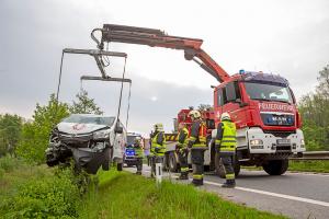 Kastenwagen kommt von der S5 ab und landet schwer beschädigt im Straßengraben