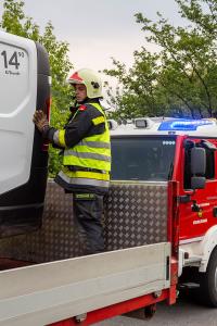 Kastenwagen kommt von der S5 ab und landet schwer beschädigt im Straßengraben