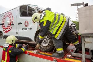 Kastenwagen kommt von der S5 ab und landet schwer beschädigt im Straßengraben