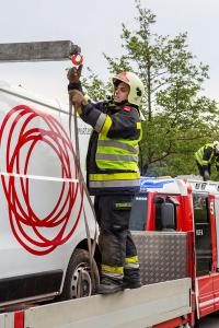 Kastenwagen kommt von der S5 ab und landet schwer beschädigt im Straßengraben