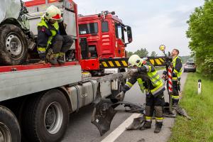 Kastenwagen kommt von der S5 ab und landet schwer beschädigt im Straßengraben