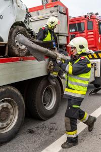 Kastenwagen kommt von der S5 ab und landet schwer beschädigt im Straßengraben