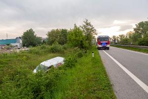 Kastenwagen kommt von der S5 ab und landet schwer beschädigt im Straßengraben