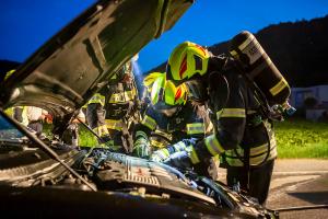 Engagierter Ersthelfer dämmt Fahrzeugbrand ein