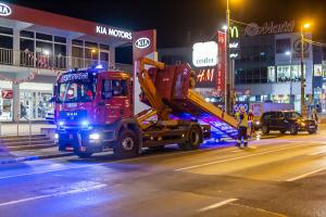 Feuerwehr entfernt verunfallten Pkw auf der Wienerstraße