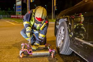 Feuerwehr entfernt verunfallten Pkw auf der Wienerstraße