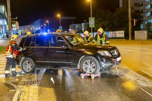 Feuerwehr entfernt verunfallten Pkw auf der Wienerstraße