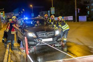 Feuerwehr entfernt verunfallten Pkw auf der Wienerstraße