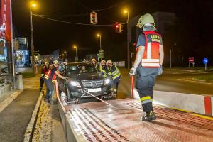 Feuerwehr entfernt verunfallten Pkw auf der Wienerstraße