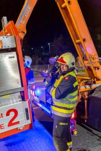 Feuerwehr entfernt verunfallten Pkw auf der Wienerstraße