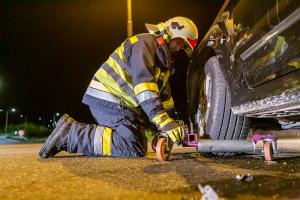 Feuerwehr entfernt verunfallten Pkw auf der Wienerstraße