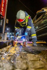 Feuerwehr entfernt verunfallten Pkw auf der Wienerstraße