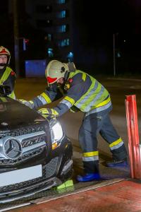 Feuerwehr entfernt verunfallten Pkw auf der Wienerstraße