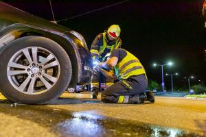 Feuerwehr entfernt verunfallten Pkw auf der Wienerstraße