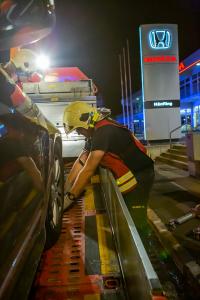 Feuerwehr entfernt verunfallten Pkw auf der Wienerstraße