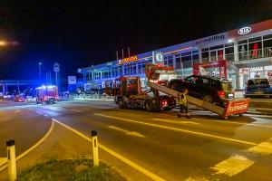 Feuerwehr entfernt verunfallten Pkw auf der Wienerstraße