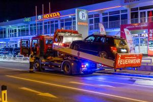 Feuerwehr entfernt verunfallten Pkw auf der Wienerstraße