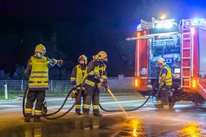 Feuerwehr entfernt verunfallten Pkw auf der Wienerstraße