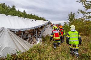 Sattelzug mit 20 Tonnen Steinen liegt seitlich im Straßengraben