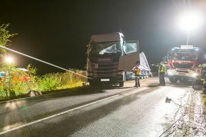 Sattelzug mit 20 Tonnen Steinen liegt seitlich im Straßengraben