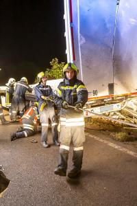 Sattelzug mit 20 Tonnen Steinen liegt seitlich im Straßengraben