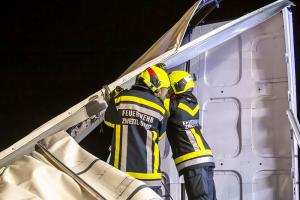 Sattelzug mit 20 Tonnen Steinen liegt seitlich im Straßengraben