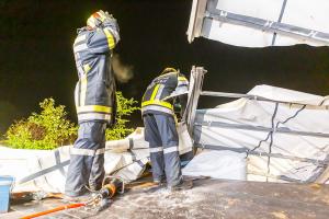 Sattelzug mit 20 Tonnen Steinen liegt seitlich im Straßengraben