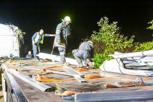 Sattelzug mit 20 Tonnen Steinen liegt seitlich im Straßengraben