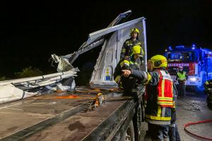 Sattelzug mit 20 Tonnen Steinen liegt seitlich im Straßengraben