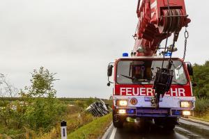 Sattelzug mit 20 Tonnen Steinen liegt seitlich im Straßengraben