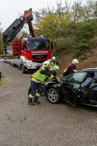 Pkw rollt selbstständig in einen Graben