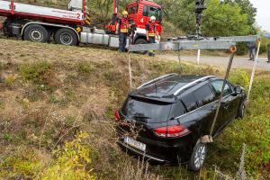 Pkw rollt selbstständig in einen Graben