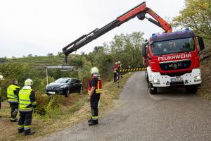 Pkw rollt selbstständig in einen Graben