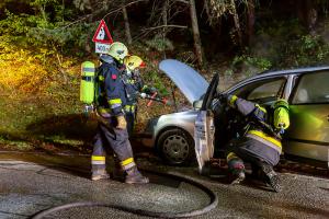 Pkw beginnt während der Fahrt zwischen Egelsee und Krems zu brennen