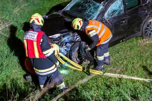 Fahrzeugabsturz von der L100 in einen tiefer gelegenen Weingarten