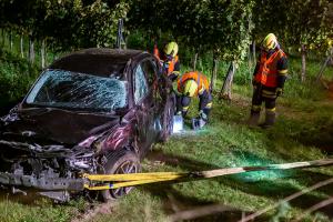 Fahrzeugabsturz von der L100 in einen tiefer gelegenen Weingarten